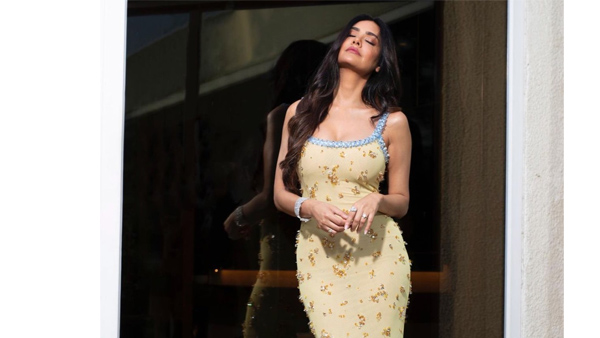 Actress Esha Gupta Beautiful Photos Goes Viral In Social Media