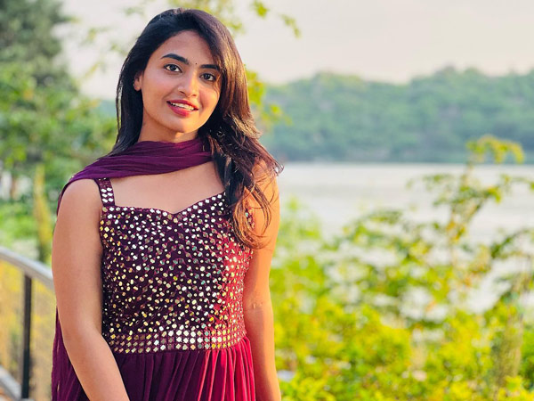 Dethadi Alekhya Harika Hot Looks In Latest White Transparent Sleeveless Blouse