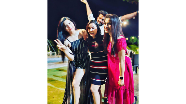 Jabardasth Priyanka Singh Ravishing Looks In Black Colour Transparent Top Goes Viral