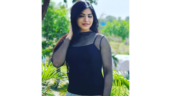 Jabardasth Priyanka Singh Ravishing Looks In Black Colour Transparent Top Goes Viral