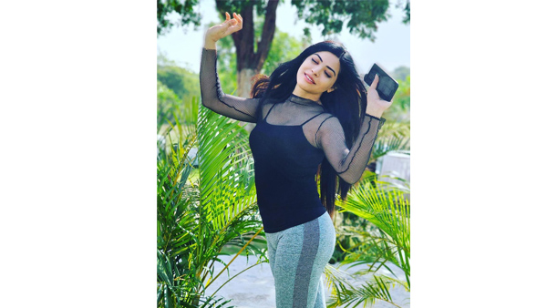 Jabardasth Priyanka Singh Ravishing Looks In Black Colour Transparent Top Goes Viral