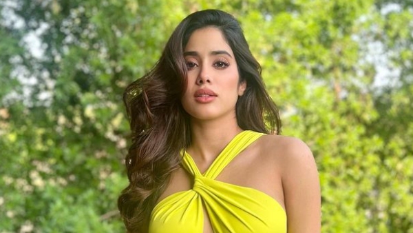 Bollywood beauty Actress Janvhi Kapoor latest glamorous pics viral 