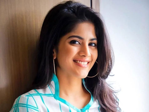  beautiful heroine Megha Akash To Marry A Politicians Son Soon