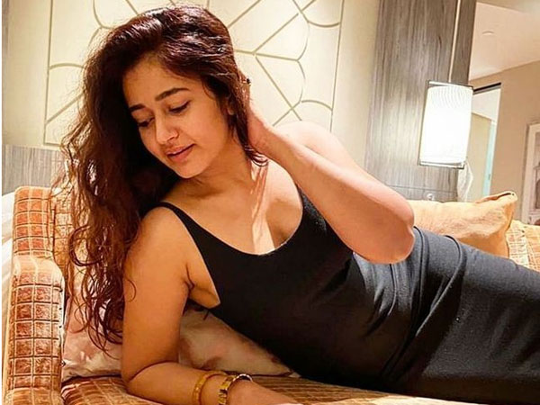 Poonam Bajwa Sizzling Hot Looks In Latest Pink Colour Bra Workout Selfie Video