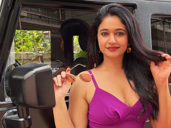 Poonam Bajwa Sizzling Hot Looks In Latest Pink Colour Bra Workout Selfie Video