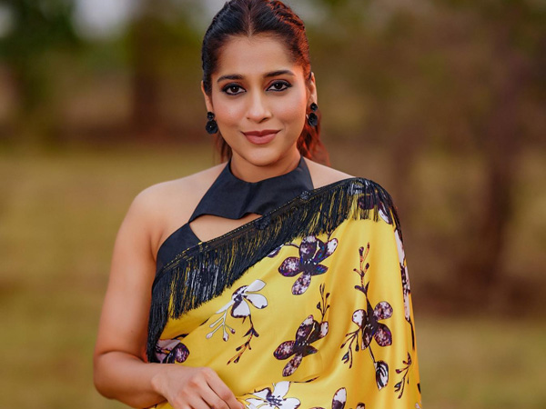 Anchor Rashmi Gautam Latest Fabulous Photos Viral In Internet