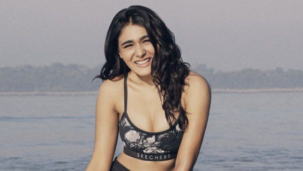 Shalini Pandey Ravishing Hot Look In Latest Bra Selfie Pic With Cat