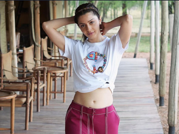 Senior heroine vedhika latest Stunning glamorous look viral