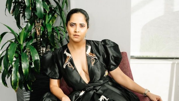 Actrees Anasuya Bharadwaj Posted A With Her Family photos and looking georgeous viral in social media