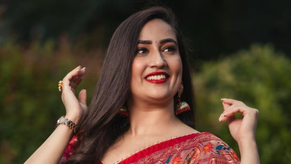 Anchor Manjusha Shares Sizzling Photos In Instagram