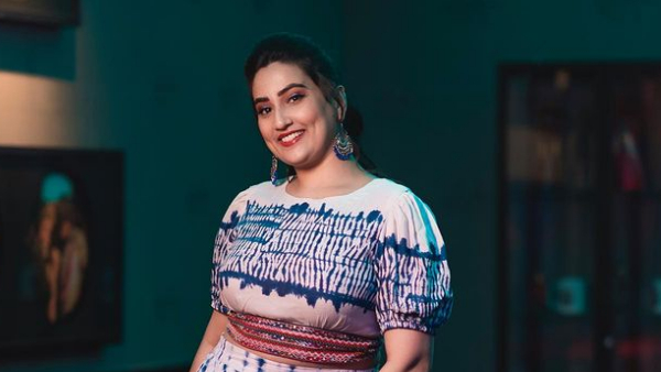 Anchor Manjusha Shares Sizzling Photos In Instagram