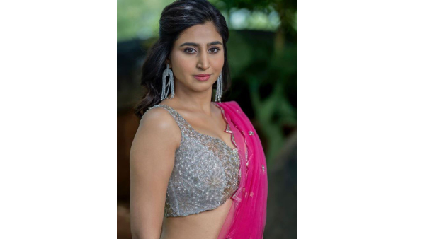 Anchor Varshini Sounderajan Looks Awesome in Half Saree