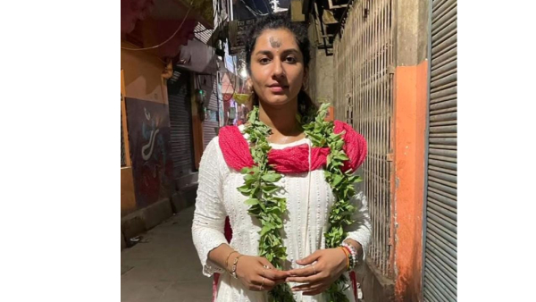 Anchor Vishnu Priya Tiring Magical Puja In Varanasi Pic Goes Viral