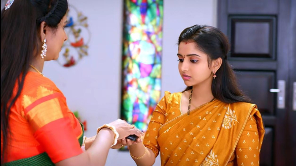 Aparna returns kavya phone to her in July 13th 2023 Episode number 147 in Brahmamudi Telugu Serial