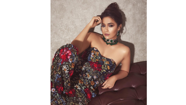 Actress Keerthy Suresh Bollywood Entry With Varun Dhawan Movie 