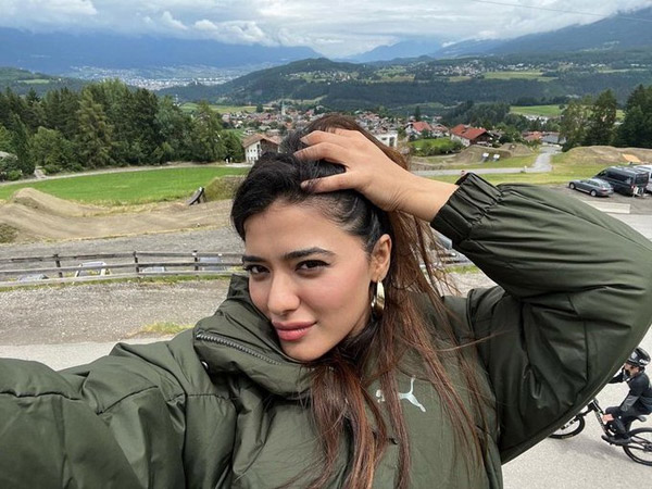 Ketika Sharma Latest Ravishing Looks In Green Colour Blouse Photos Goes Viral Ketika Sharma Latest Ravishing Looks In Green Colour Blouse Photos Goes Viral