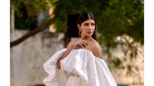 Manchu lakshmi shocking comments on telugu heroines situations