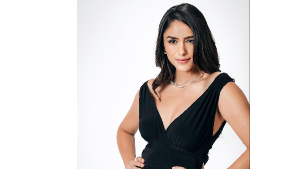 Mrunal Thakur Dazzles In Latest Black Colour Sleeveless Dress Photos Goes Viral Mrunal Thakur Dazzles In Latest Black Colour Sleeveless Dress Photos Goes Viral