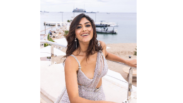 Heroine Mrunal thakur reveals her first love and breakups news viral in social media