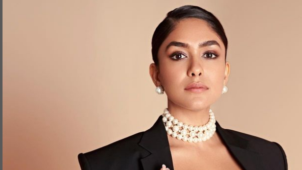 Mrunal Thakur Dazzles In Latest Black Colour Sleeveless Dress Photos Goes Viral Mrunal Thakur Dazzles In Latest Black Colour Sleeveless Dress Photos Goes Viral
