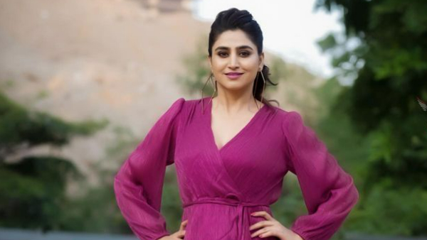 Anchor Varshini Sounderajan Looks Awesome in Half Saree