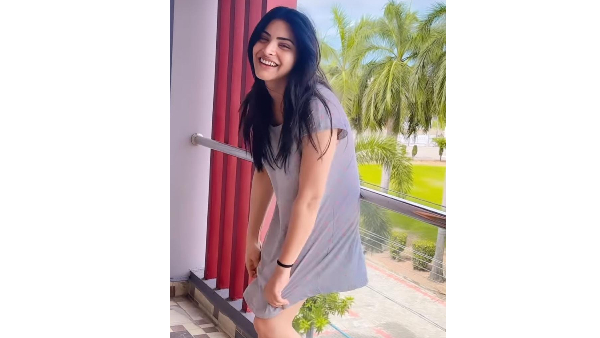 Jabardasth Priyanka Singh Hot Looks In Light Colour Sleeveless Nighty Goes Viral