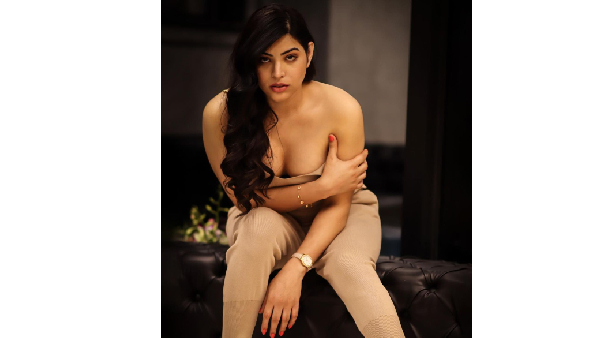 Jabardasth Priyanka Singh Hot Looks In Light Colour Sleeveless Nighty Goes Viral