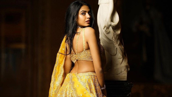 Shivani Rajashekar Sizzling Looks In Latest Gold Colour Sleeveless Blouse