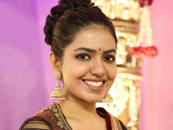 Shivani Rajashekar Sizzling Looks In Latest Gold Colour Sleeveless Blouse