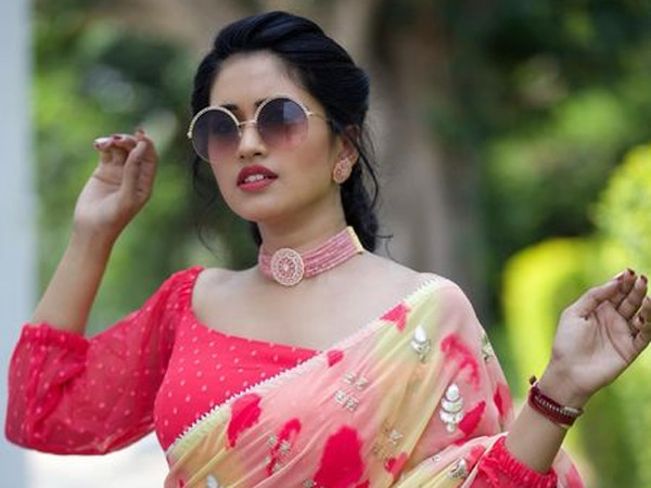 Anchor Sravanthi Chokarapu Saree Pics Viral In Internet