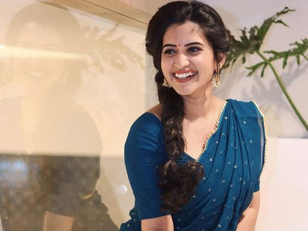 Anchor Sravanthi Chokarapu Saree Pics Viral In Internet