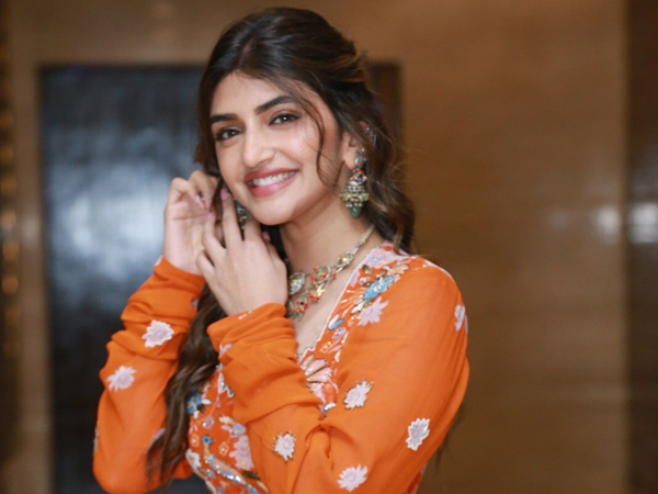 Astrologer Venu Swamy made Reveals Heroine Sreeleela Horoscope and video viral in social media