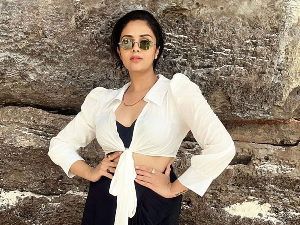 Glamorous anchor sreemukhi stunning still viral 