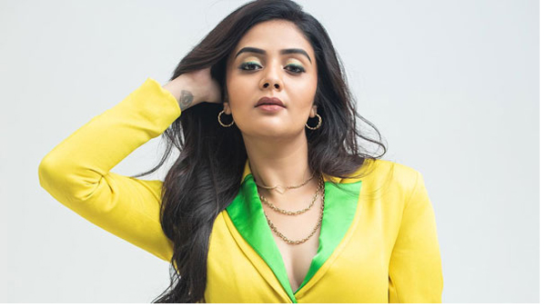 Glamorous anchor sreemukhi stunning still viral 