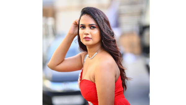 Ariyana Glory Beautiful Photos In Latest Red Colour Sleeveless Dress At Car