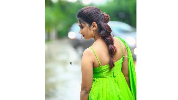 Bigg Boss Fame Ariyana Glory Latest Glamour Look In Kitchen