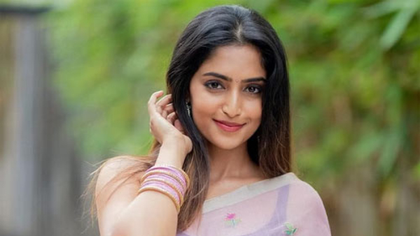 Heroine Reba Monica John 