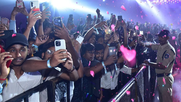 Telangana Police misbehaviour with Media and Ladies at Kushi Musical Concert at Novotel