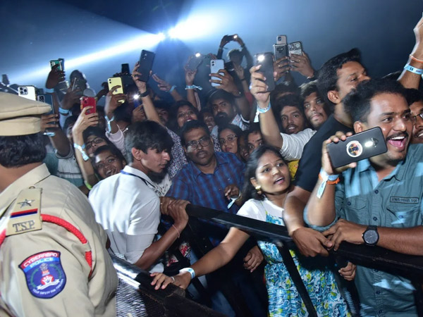 Telangana Police misbehaviour with Media and Ladies at Kushi Musical Concert at Novotel