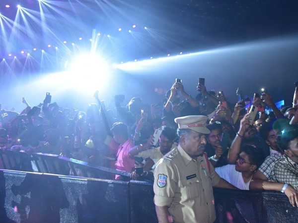 Telangana Police misbehaviour with Media and Ladies at Kushi Musical Concert at Novotel
