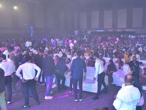 Telangana Police misbehaviour with Media and Ladies at Kushi Musical Concert at Novotel