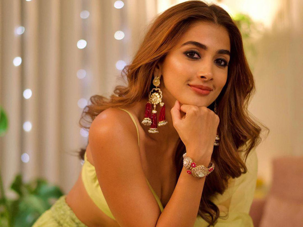 Pooja Hegde Shining Look In Latest Pink Colour Dress Goes Viral 