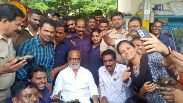 Super Star Rajinikanth Surprises Fans With Visit To JayaNagar BMTC Depot Videos Viral Super Star Rajinikanth Surprises Fans With Visit To JayaNagar BMTC Depot Videos Viral