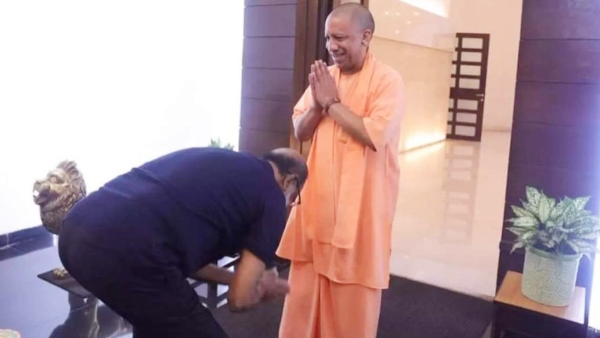 Superstar Rajinikanth Takes Blessings of Up CM Adityanath By touching his Feet Video Viral