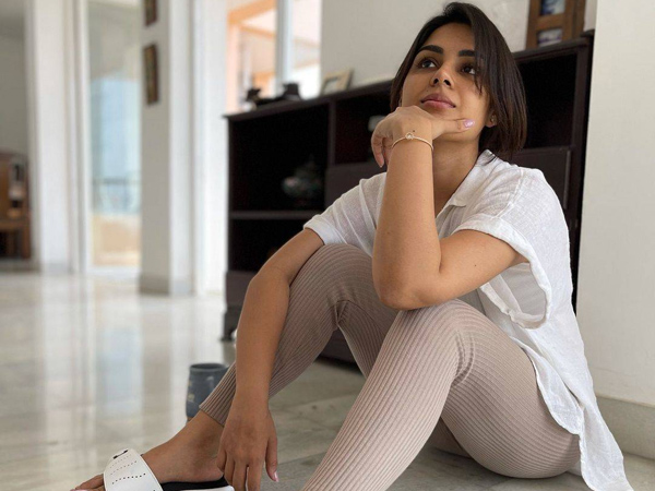 Virupaaksha Heroine Samyuktha Menon Latest Stunning Photo Viral