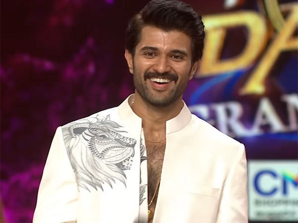 Vijay Devarakonda Chief Guest of Neethone Dance Grand Finale and Promo Released August 21st 