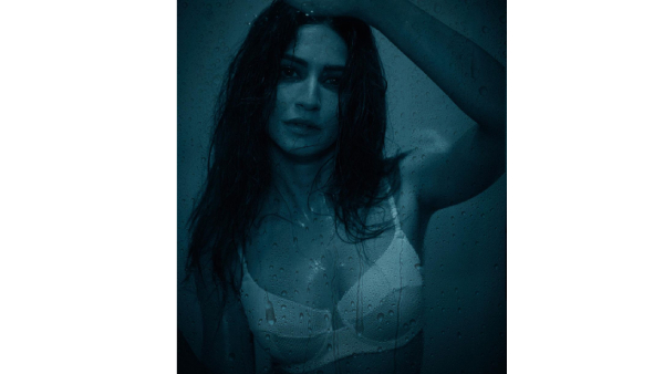 Pawan Herione Kriti Kharbanda BathRoom Photoshoot Viral 