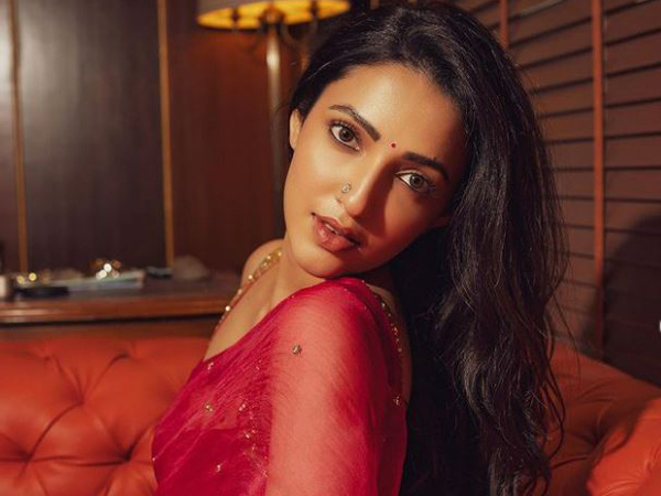 Bedurulanka 2012 Heroine Neha Shetty Looks Awesome In Latest Photos