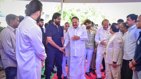Venkaiah Naidu shows serious concern on eradication of Telugu Language