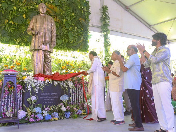 Venkaiah Naidu Unveils Akkineni Nageswara Rao Statue